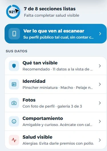 Panel móvil real con identidad, fotos, comportamiento y salud visible
